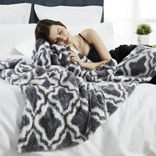 Penguin Home® Sherpa-Decke mit Muster | Farbe: Anthrazitgrau | Ultra-weiche, Dicke, Flauschige Mikrofaserdecke für alle Jahreszeiten, fürs Schlafzimmer, die Couch und das Haus | Größe: 130 x 180 cm von Penguin Home