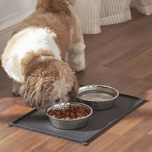 Penguin Home 2er-Pack Futternäpfe aus Edelstahl mit schwarzer Futtermatte, komplette Lösung für die Mahlzeit, rutschfest und wasserdicht für Hunde und Katzen – 425-ml-Näpfe, 45 x 30 cm Matte von Penguin Home