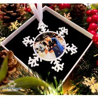 Personalisierte Weihnachtskugel Foto & Text Weiße Schneeflocke Benutzerdefinierte Ornamente Baum Hängende Dekoration Familie Hochzeit von PenguinHandcrafted
