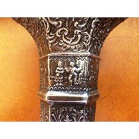 Antike Derby Sp Co. Silver Plate Repousse Vase von PennyGecko