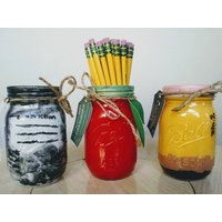 Schule Themen Einmachglas Set-Lehrer Wertschätzung Geschenk-Zurück in Die Schule-Geschenke Für Lehrer-Kinder Stiftehalter-Schulbedarf-Bemaltes Schule Themen Einmachglas Set-Lehrer Wertschätzung Geschenk-Zurück in Die Schule-Geschenke Für Lehrer-Kinder Stiftehalter-Schulbedarf-Bemaltes von Pensonality