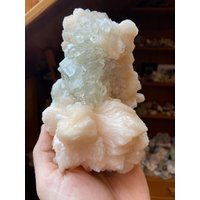 1, 3 Kg. Cluster Von Doppelt Terminierten Apophyllitkristallen Mit Pfirsich-stylbit in Chalcedonmatrix von PentagonitA