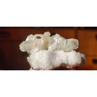 Cluster Von Grünlichem Apophyllit Und Stylbite in Der Matrix von PentagonitA