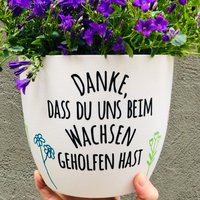 Großer Blumentopf Weiß "Danke, Dass Du Mir/Uns Beim Wachsen Geholfen Hast" - Abschiedsgeschenk Lehrer Oder Erzieher 18cm Pflanztopf Großer Blumentopf Weiß "Danke, Dass Du Mir/Uns Beim Wachsen Geholfen Hast" - Abschiedsgeschenk Lehrer Oder Erzieher 18cm Pflanztopf von Pergifto