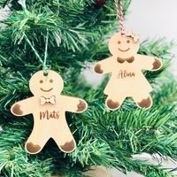 Lebkuchenmännchen Holzornament - Weihnachtsornament Lebkuchenmann Mit Kindernamen Nachhaltige Christbaumkugel Holz Weihnachtsbaumschmuck von Pergifto
