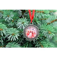 Schlichtes Und Rundes Ornament Für Den Weihnachtsbaum - Erinnerung Fürs Familienfest Schlichtes Und Rundes Ornament Für Den Weihnachtsbaum - Erinnerung Fürs Familienfest von Perlokraphy