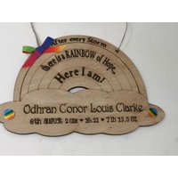 Hier Bin Ich Regenbogen-Baby-Zeichen/Geschenk Personalisiert Nach Jedem Sturm Gibt Es Ein Regenbogen Der Hoffnung von PersonalEngravingNI
