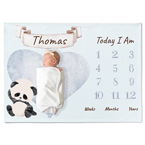 Personalisedog Personalisierte Baby Meilenstein Decke mit Wunschtier, Name&Motivfarbe auf Englisch | Babydecke Meilensteindecke Monatsdecke Neugeborenen Geschenk Kuscheldecke Fotodecke, 80 x 110 cm von Personalisedog