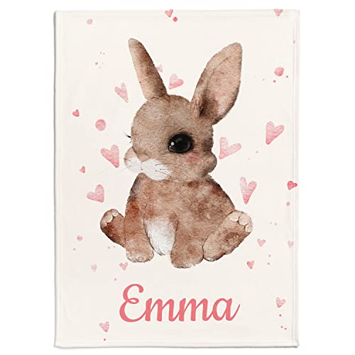 Personalisierte Babydecke mit Wunschtier, Name, Geburtsdatum und Motivfarbe (Hase mit kleinen Herzen) von Personalisedog