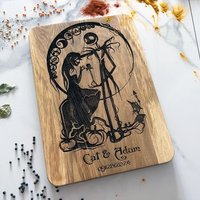 Schädel Schneidebrett Weihnachtsmärchen Holz Halloween Hochzeit Gravur Für Paar Gothic Charakter von PersonalizedArtDecor