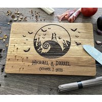 Weihnachtsgeschichten Holzschneidebrett Halloween Personalisiert Hochzeit Schneidebrett Für Paar Alptraum Geschenk Gothik von PersonalizedArtDecor