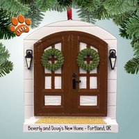 Braune Doppeltüren Mit Kränzen - 1. Weihnachten in Einem Neuen Zuhause Maklergeschenke Personalisierte Verzierung Optionale Haustiere Perfekte von PersonalizedFree