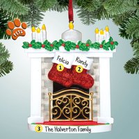 Kamin Mit Roten Socken Und Kerzen - 2 Hängende Strümpfe Am Feuer Optional Haustiere Personalisierte Weihnachtsornamente von PersonalizedFree