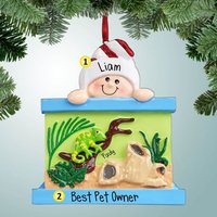 Kind Mit Reptilienkäfig Und Lechse - Personalisierte Weihnachtsverzierung 1.eidechse Haustier Liebt Tiere Perfekte Handschrift von PersonalizedFree