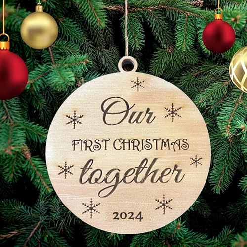 Erstes gemeinsames Weihnachtsfest, Weihnachtsdekoration, weihnachtlicher Baumschmuck aus Holz, Geschenk für Familie und Freunde von Pet-Jos