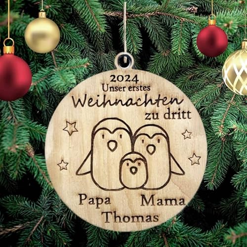 Personalisierte Unser Erstes Weihnachten zu dritt 2023 mit Namen, Pinguine Christbaumschmuck mit Namen Weihnachtsdeko aus Holz Weihnachtsbaum Deko Weihnachtsdekoration Ornament Weihnachtsbaumschmuck von Pet-Jos