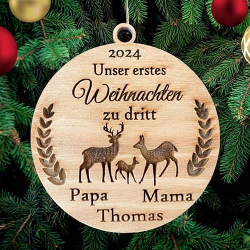 Personalisierte Unser Erstes Weihnachten zu dritt 2023 mit Namen Christbaumschmuck mit Namen Weihnachtsdeko aus Holz Weihnachtsbaum Deko Weihnachtsdekoration Ornament Weihnachtsbaumschmuck Holz von Pet-Jos