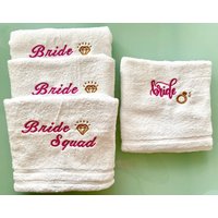 Gesticktes Braut & Bride Squad Handtuch-Set Bachelorette Party Gastgeschenke Gesticktes Braut & Bride Squad Handtuch-Set Bachelorette Party Gastgeschenke von PetJos