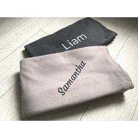 Personalisierte Decke Mit Namen Oder Text Bestickt, 200 cm X 160 cm, Weiche Und Kuschelige Decke, Hochwertiges Fleece, Personalisiertes Geschenk von PetJos