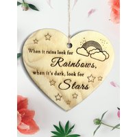 Wenn Es Regnet, Suchen Sie Nach Regenbogenn, Wenn Dunkel Ist, Sternen - Positive Motivation Plaque, Holz Hängende Herz Zeichen, Geschenk, Zitat von PetJos