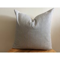 Caitlin Wilson French Stripe Marine Blau Weiß Kissenbezug Extra Lang Lumbar Euro Sham Stoff Chic Horizontal Oder Vertikal Streifen von PetajaFiberWorks