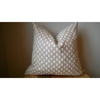 Designer Stoff Ikat Punkte Gefleckt Kissenbezug Beige Weiß Rustikal Luxe Kissenüberwurf Euro Sham Lumbal Solide Rustikalen Chic von PetajaFiberWorks