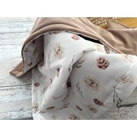 Braune Babydecke Mit Blumen, Kinderdecke, Baumwoll Krabbeldecke, Babydecke, Steppdecke, Quiltdecke von PetitBabu