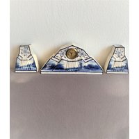 Blaue Und Weiße Keramik-Mantel-Uhr Vasen von PetitParisAntiques