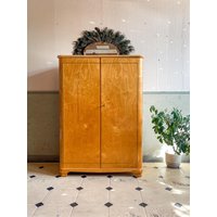 Art Déco Kleiderschrank Midi Schrank 2-Türig Birke 50Er Bakelit Dielenschrank Gold Art Déco Kleiderschrank Midi Schrank 2-Türig Birke 50Er Bakelit Dielenschrank Gold von PetiteFantastic