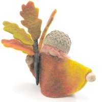 Blumenzwerg, Blumenkind, Eiche, Eichel, Herbst, Jahreszeitentisch, Deko Nach Waldorf-Art, Zwerg Eiche Mit Herbstlaub, Baum, Eichelhütchen Blumenzwerg, Blumenkind, Eiche, Eichel, Herbst, Jahreszeitentisch, Deko Nach Waldorf-Art, Zwerg Eiche Mit Herbstlaub, Baum, Eichelhütchen von Petitefleurette