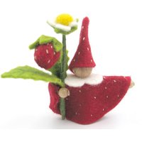 Blumenzwerg , Blumenkind Erdbeere Jahreszeitentisch Deko Nach Waldorf-Art Erdbeermädchen Erdbeerkind Erdbeerzwerg von Petitefleurette