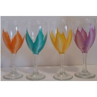 4Er Set Frühling Pastell Tulpe Blume Blütenblatt Hand Bemalte Rotwein Gläser von PetloversBoutique
