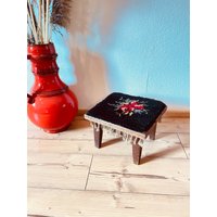 Vintage Hocker Schemel Blumenhocker Kleiner Beistelltisch Fußbank Boho Kelim Vintage Hocker Schemel Blumenhocker Kleiner Beistelltisch Fußbank Boho Kelim von PfaennlesWerkstatt