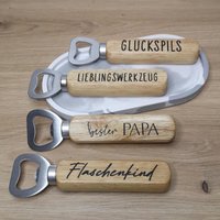 Personalisierter Flaschenöffner | Bieröffner Aus Holz Kapselheber Flaschenkind Lieblingswerkzeug Glückspils Geschenkidee Vatertag Personalisierter Flaschenöffner | Bieröffner Aus Holz Kapselheber Flaschenkind Lieblingswerkzeug Glückspils Geschenkidee Vatertag von Pfalzgeplotter