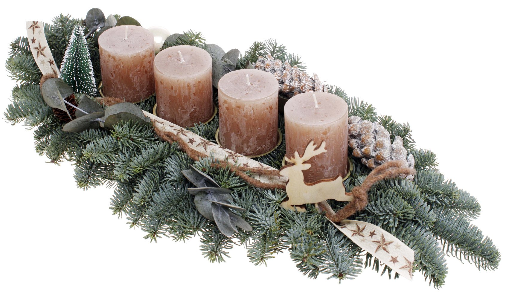 Adventsgesteck mit 4 erdnussbraunen Rustikkerzen L 50 x B 12 x H 25 Adventsgesteck mit 4 erdnussbraunen Rustikkerzen L 50 x B 12 x H 25 von Pflanzen