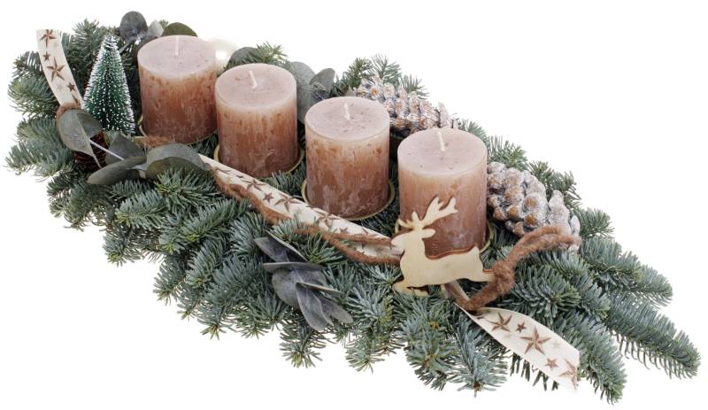 Adventsgesteck mit 4 erdnussbraunen Rustikkerzen L 50 x B 12 x H 25 Adventsgesteck mit 4 erdnussbraunen Rustikkerzen L 50 x B 12 x H 25 von Pflanzen
