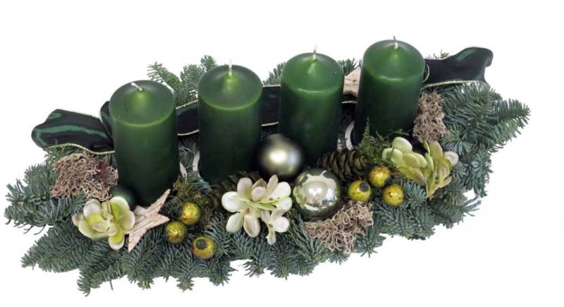 Adventsgesteck mit 4 grünen Kerzen L 45 x B 15 x H 21 Adventsgesteck mit 4 grünen Kerzen L 45 x B 15 x H 21 von Pflanzen