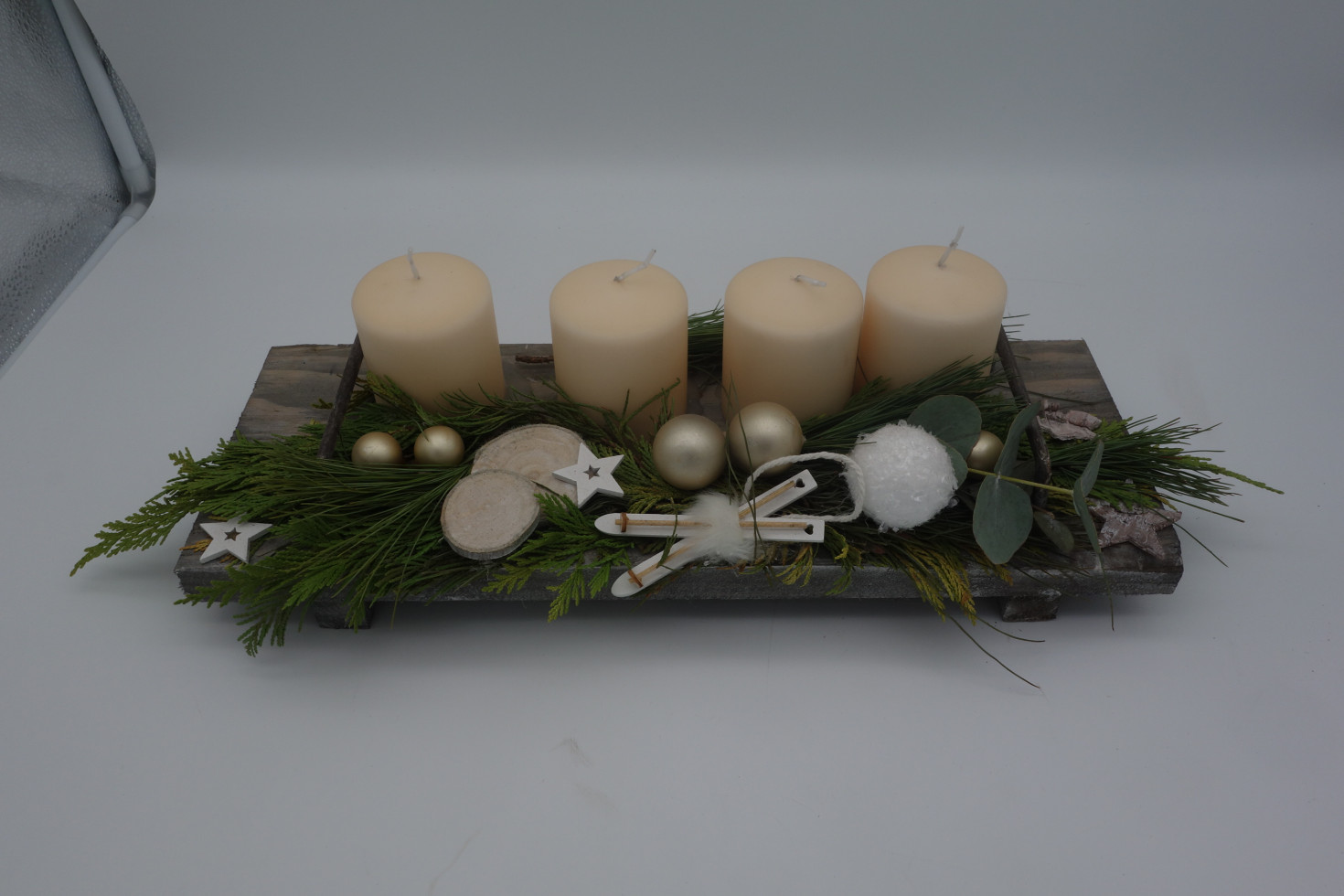 Adventsgesteck mit cremefarbenen Kerzen L 40 x B 14 cm von Pflanzen