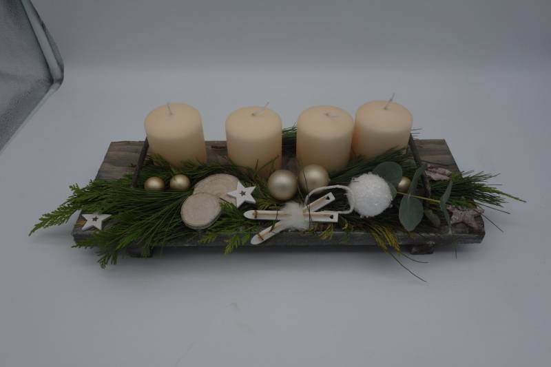 Adventsgesteck mit cremefarbenen Kerzen L 40 x B 14 cm Adventsgesteck mit cremefarbenen Kerzen L 40 x B 14 cm von Pflanzen