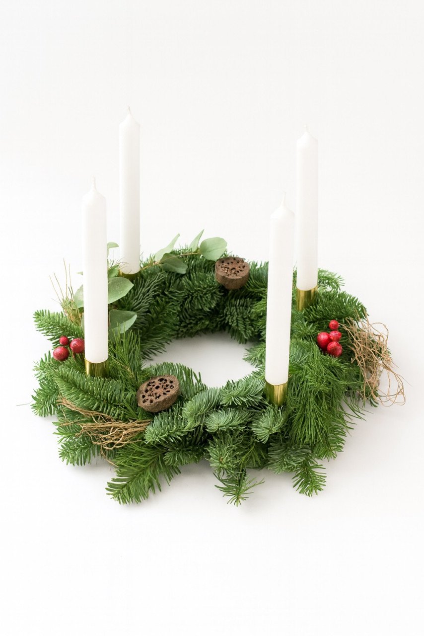 Adventskranz mit Beeren und weißen Stabkerzen Ø 30 cm Durchmesser von Pflanzen