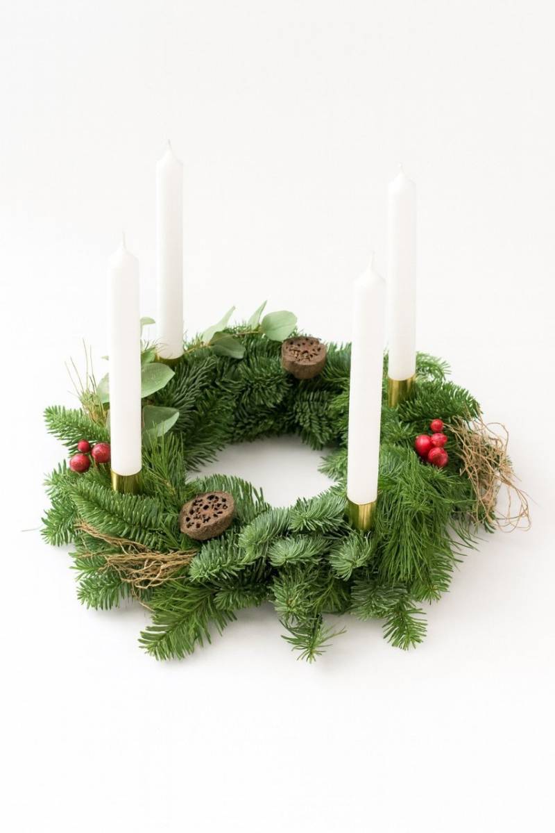 Adventskranz mit Beeren und weißen Stabkerzen Ø 30 cm Durchmesser Adventskranz mit Beeren und weißen Stabkerzen Ø 30 cm Durchmesser von Pflanzen
