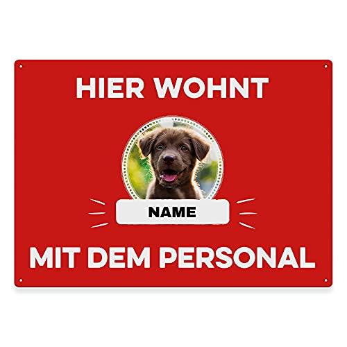 Hunde Schild personalisiert - Hier wohnt mit Personal - Metallschild mit Foto und Name für außen, wetterfestes Türschild für Hundebesitzer - ca. DIN A4-28 x 20 cm, ein Tier, rot von PfotenSchild