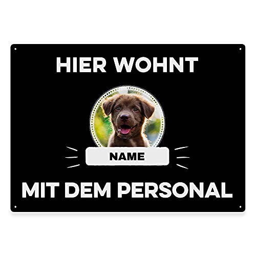 Hunde Schild personalisiert - Hier wohnt mit Personal - Metallschild mit Foto und Name für außen, wetterfestes Türschild für Hundebesitzer - ca. DIN A4-28 x 20 cm, ein Tier, schwarz von PfotenSchild