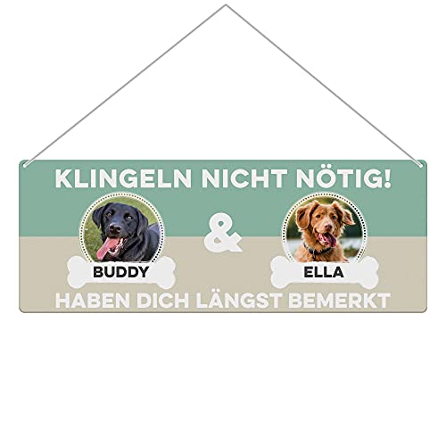 Hunde Schild personalisiert - Klingeln Nicht Nötig - Metallschild mit Fotos und Namen für außen, wetterfestes Türschild für Hundebesitzer - Outdoor Querformat 24x9 cm, zwei Hunde, Grün von PfotenSchild