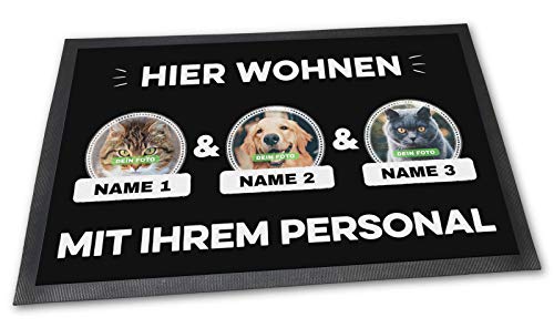 PfotenSchild Fußmatte mit DREI Katzen - Hier Wohnen - Personalisiert mit WUNSCHFOTOS und Wunschnamen Katzenbesitzer - 60 x 40 cm von PfotenSchild