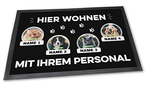 PfotenSchild Fußmatte mit Vier Katzen - Hier Wohnen - Personalisiert mit WUNSCHFOTOS und Wunschnamen Katzenbesitzer - 60 x 40 cm von PfotenSchild