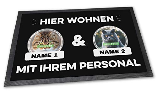 PfotenSchild Fußmatte mit Zwei Katzen - Hier Wohnen - Personalisiert mit WUNSCHFOTOS und Wunschnamen Katzenbesitzer - 75 x 50 cm von PfotenSchild