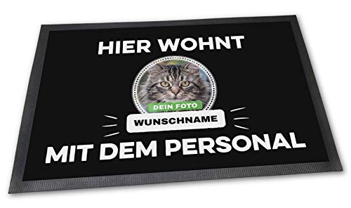PfotenSchild Fußmatte mit eigener Katze - Hier Wohnen - Personalisiert mit WUNSCHFOTO und Wunschname Katzenbesitzer - 60 x 40 cm PfotenSchild Fußmatte mit eigener Katze - Hier Wohnen - Personalisiert mit WUNSCHFOTO und Wunschname Katzenbesitzer - 60 x 40 cm von PfotenSchild