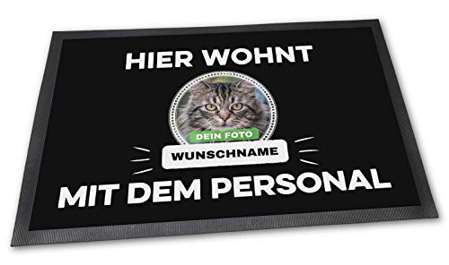 PfotenSchild Fußmatte mit eigener Katze - Hier Wohnen - Personalisiert mit WUNSCHFOTO und Wunschname Katzenbesitzer - 60 x 40 cm von PfotenSchild