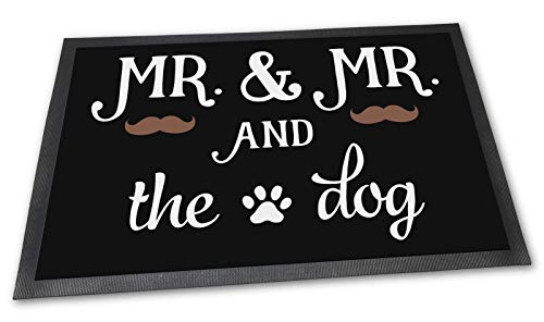 PfotenSchild Fußmatte mit lustigem Spruch - Mr & Mr and The Dog - 75 x 50 cm - EIN Hund - Beste Geschenkidee für Familie mit Hund von PfotenSchild